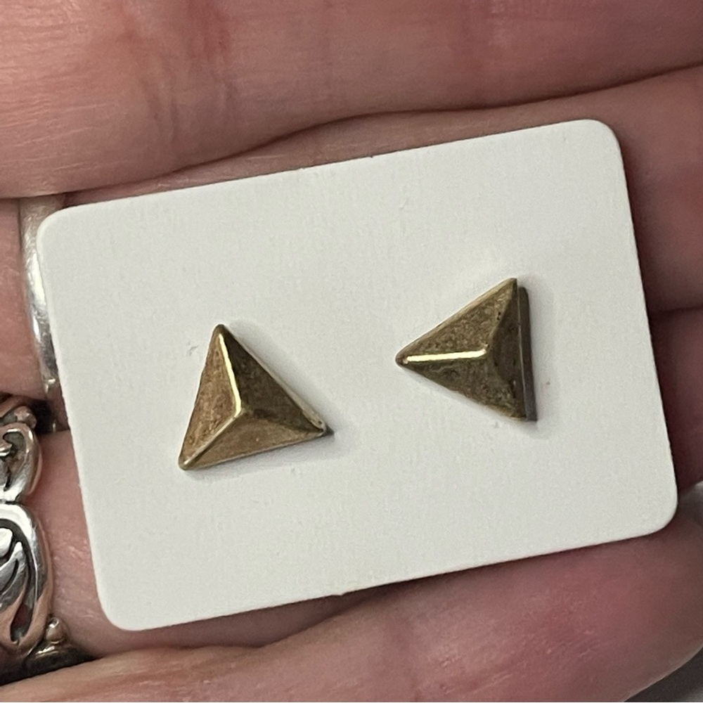 Vintage Woman’s Gold Tone Minimalist Spike Pyramid Stud Earrings - Picture 5 of 8